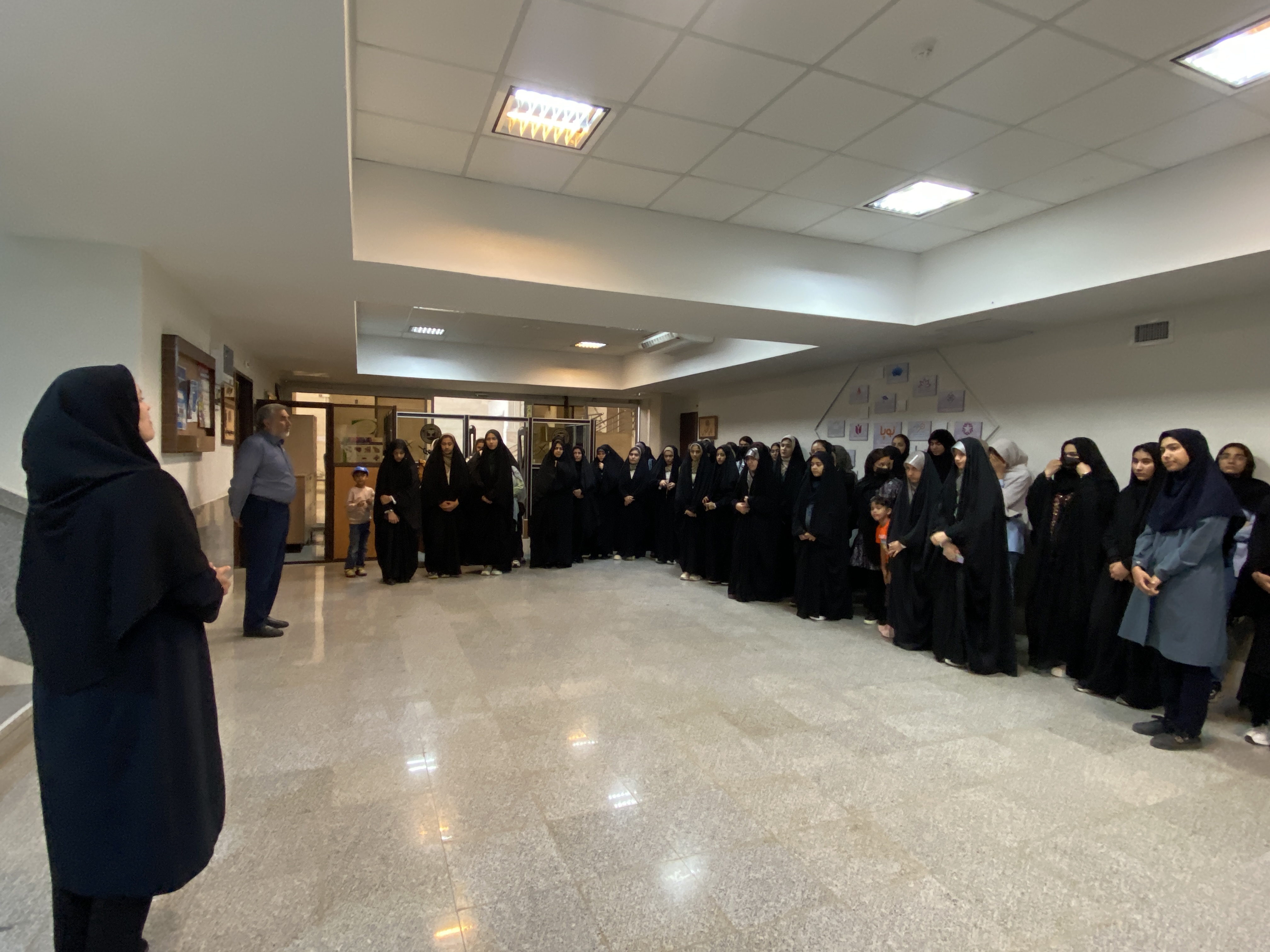 بازدید دانش آموزان متوسطه دوم دبیرستان دخترانه الزهرا بجستان از مدیریت اطلاع رسانی پزشکی و منابع علمی و کتابخانه مرکزی