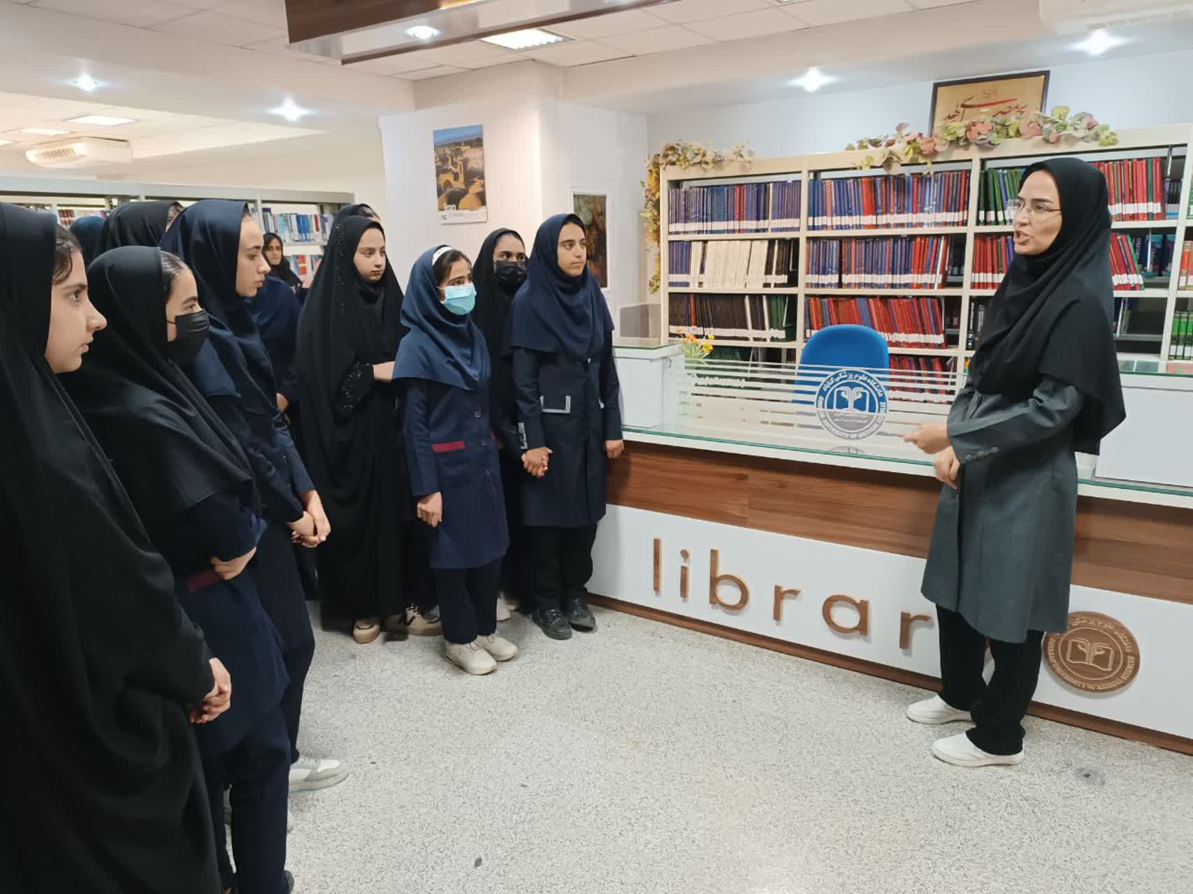 بازدید دانش آموزان متوسطه اول دبیرستان دخترانه استقلال از واحد اطلاع رسانی پزشکی و منابع علمی